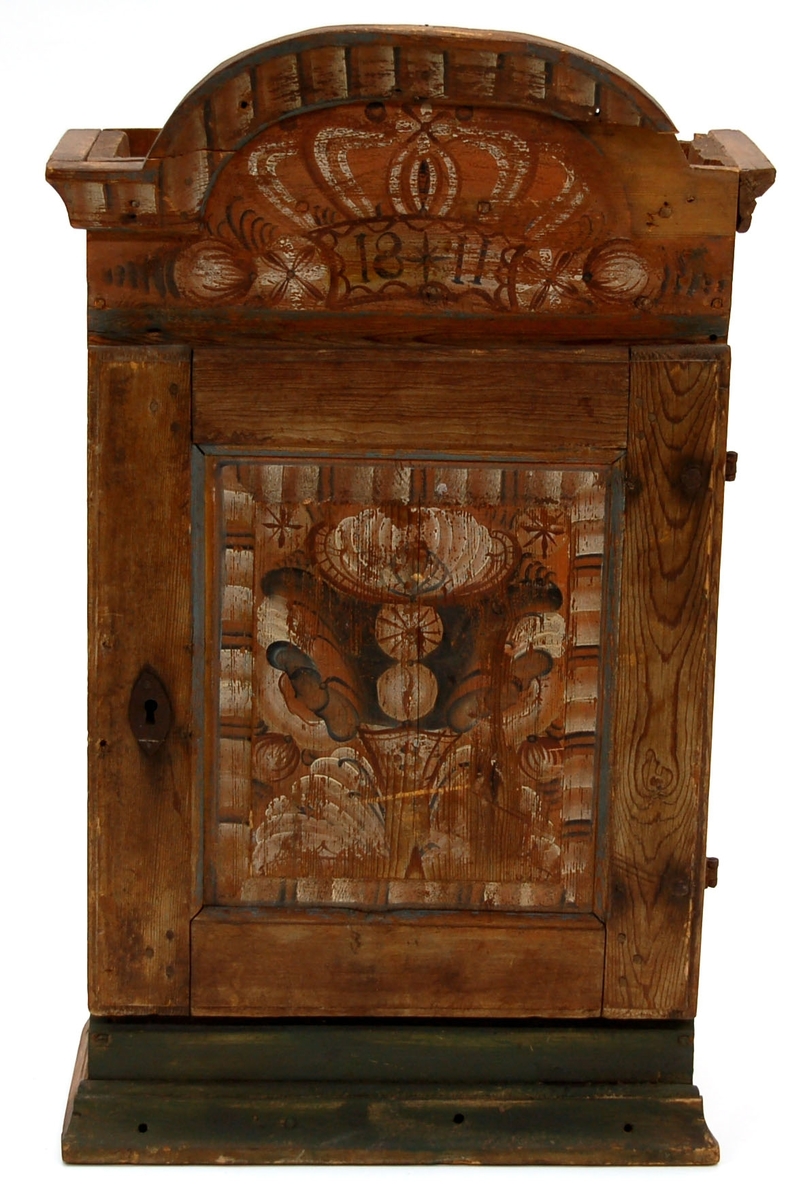 Hängskåp, bågformigt överstycke, dekor med dalrosor.
Märkt 1811.

Lapp på baksida av överstycket: "Sven /.../? Hedesunda, N:11, Gefle