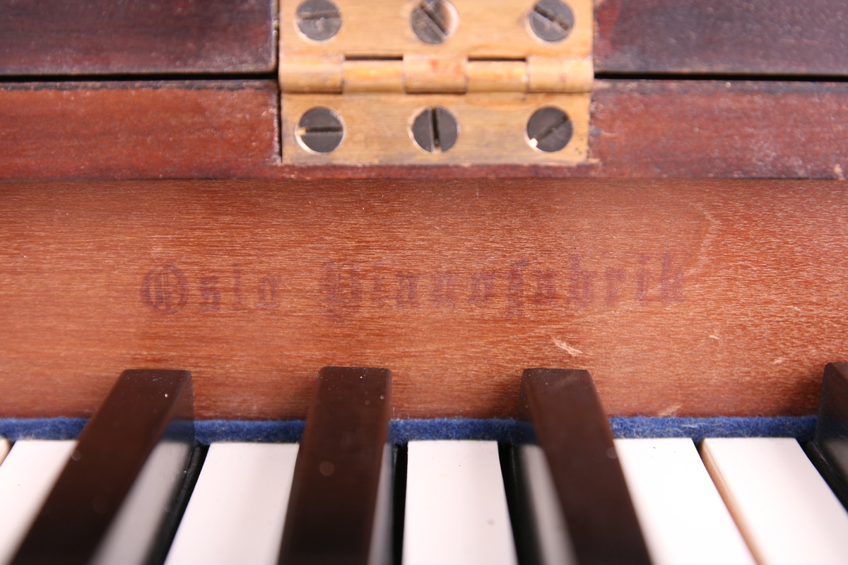 Stumpiano fra Oslo Pianofabrikk.
Bærehåndtak på forsiden av instrumentet.