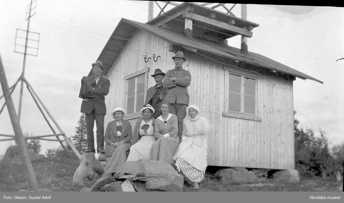 Gruppfoto vid stugan, från  1920-talet.