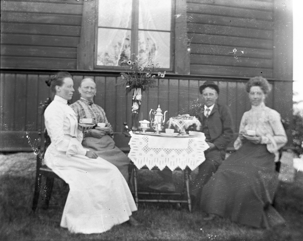 Kaffetår i trädgården. Tredje person från vänter är Emil Berglund och fjärde person Olga Ljung, Fors, Torsåker.