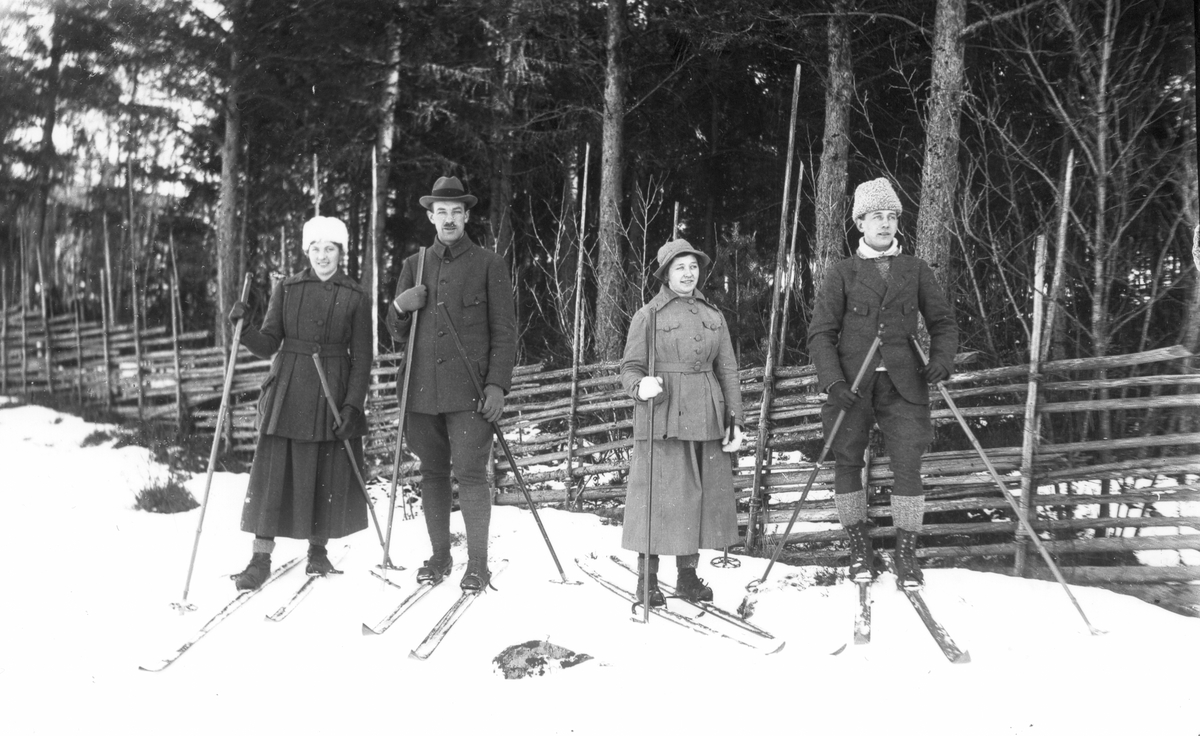 Fyra personer på skidtur. Från vänster: okänd, Erhard Nilsson, Gunborg Swanström och Sixten Swanström.