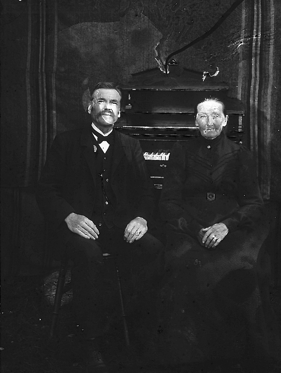 Hertsjö: Mjölnaren och orgelbyggaren Lars Olsson, född 1852 och hustrun Karin Hansdotter, född 1846. Dom kom från Malung 1889.
