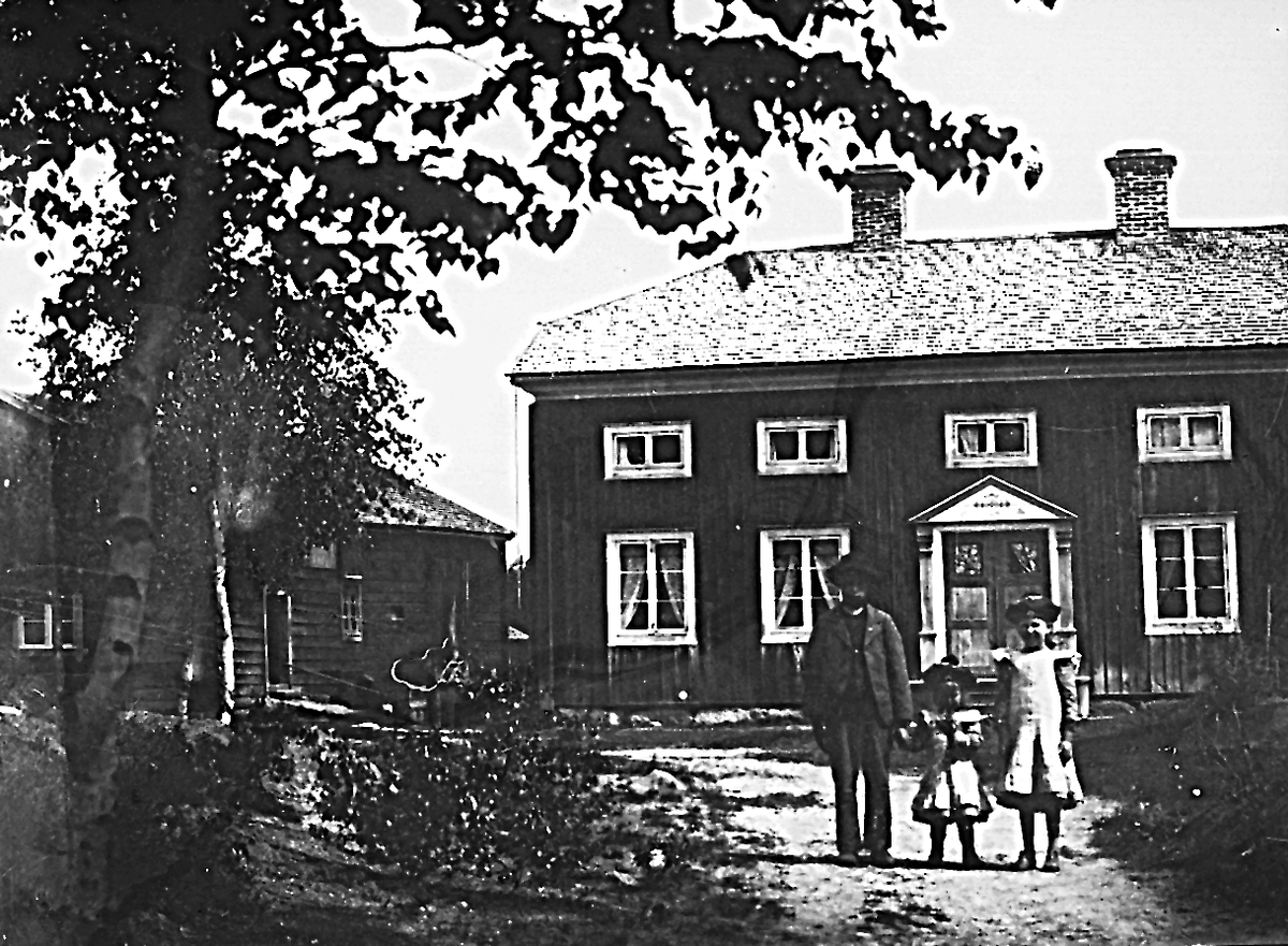 Fotografen Lindbergs hem på "Berget" i Östansjö. På bilden syns Per Lindberg med döttrarna Elvira och Ester.