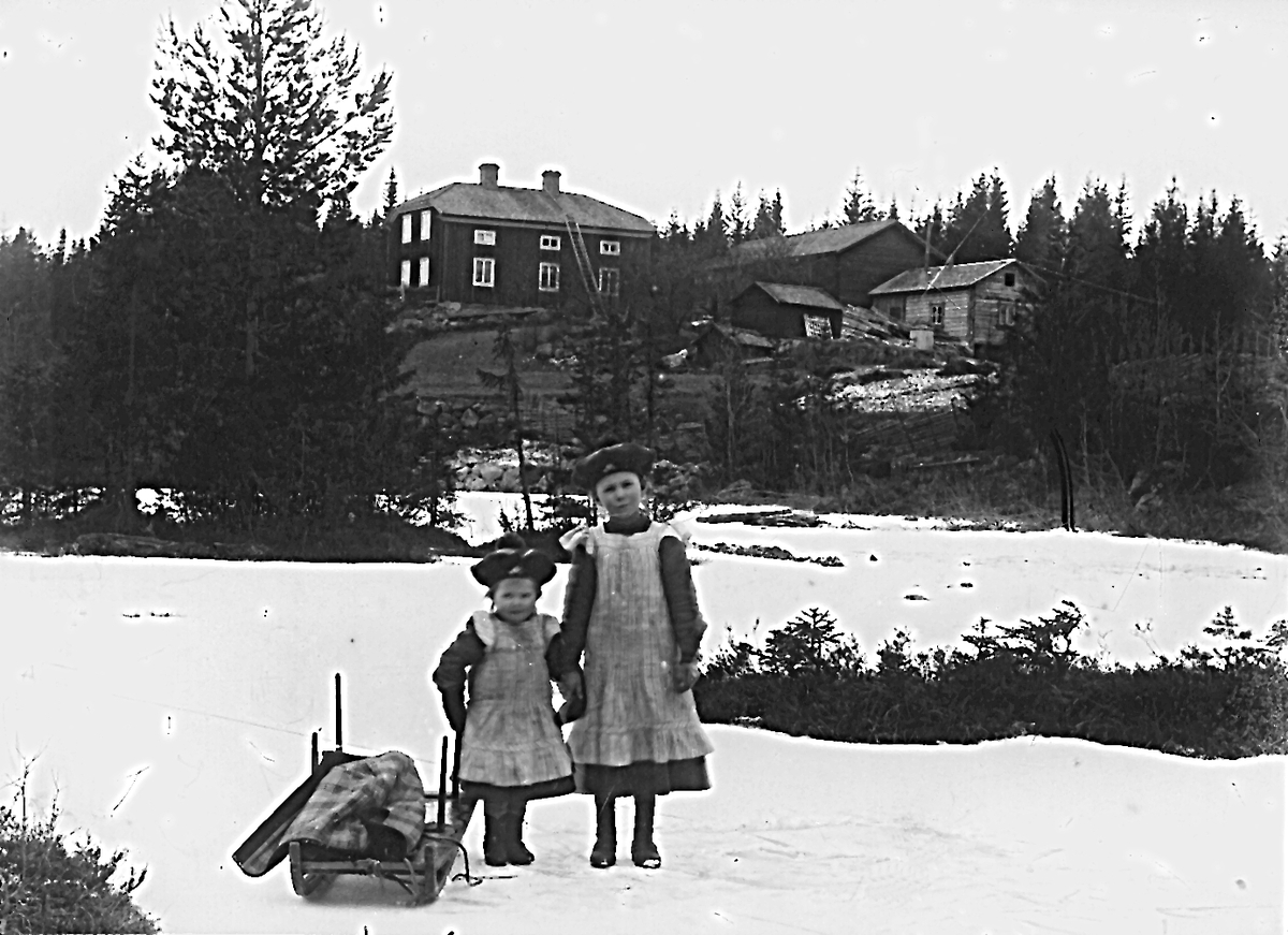 Östansjö, "Lindbergs" i bakgrunden. Elvira och Ester Lindberg står vid Granmyra.