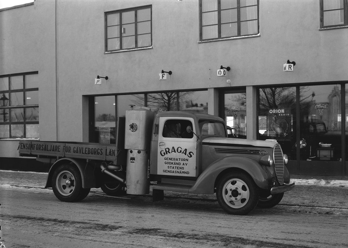 Motortjänst i Gefle AB
Gengaslastbil parkerad vid Södra Skeppsbron 20.
"Ensamförsäljare för Gävleborgs län
Gragas, generatorn godkänd av Statens Gengasnämnd".
Foto i december 1939.