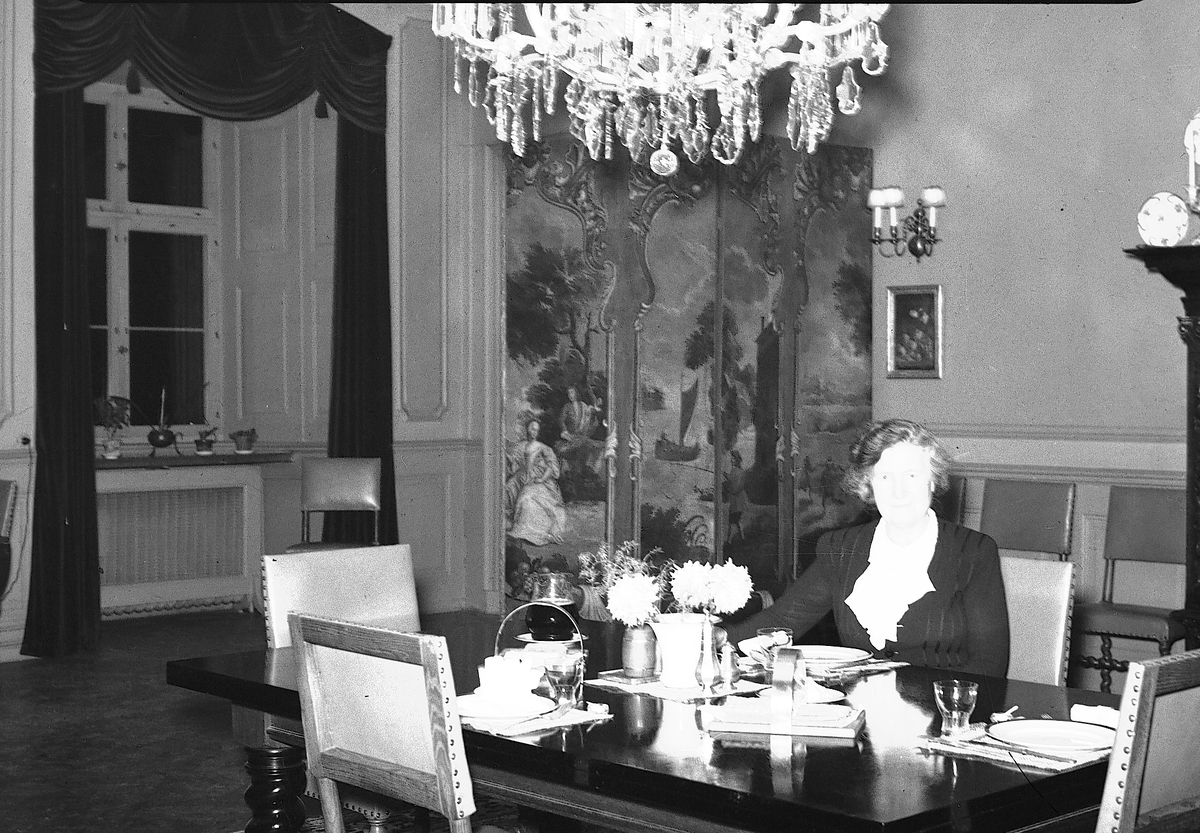 Maja Sandler, Landhövdingskan, december 1943. Rickard Sandler, Landshövding i  Gävleborgs län 1941 - 1950