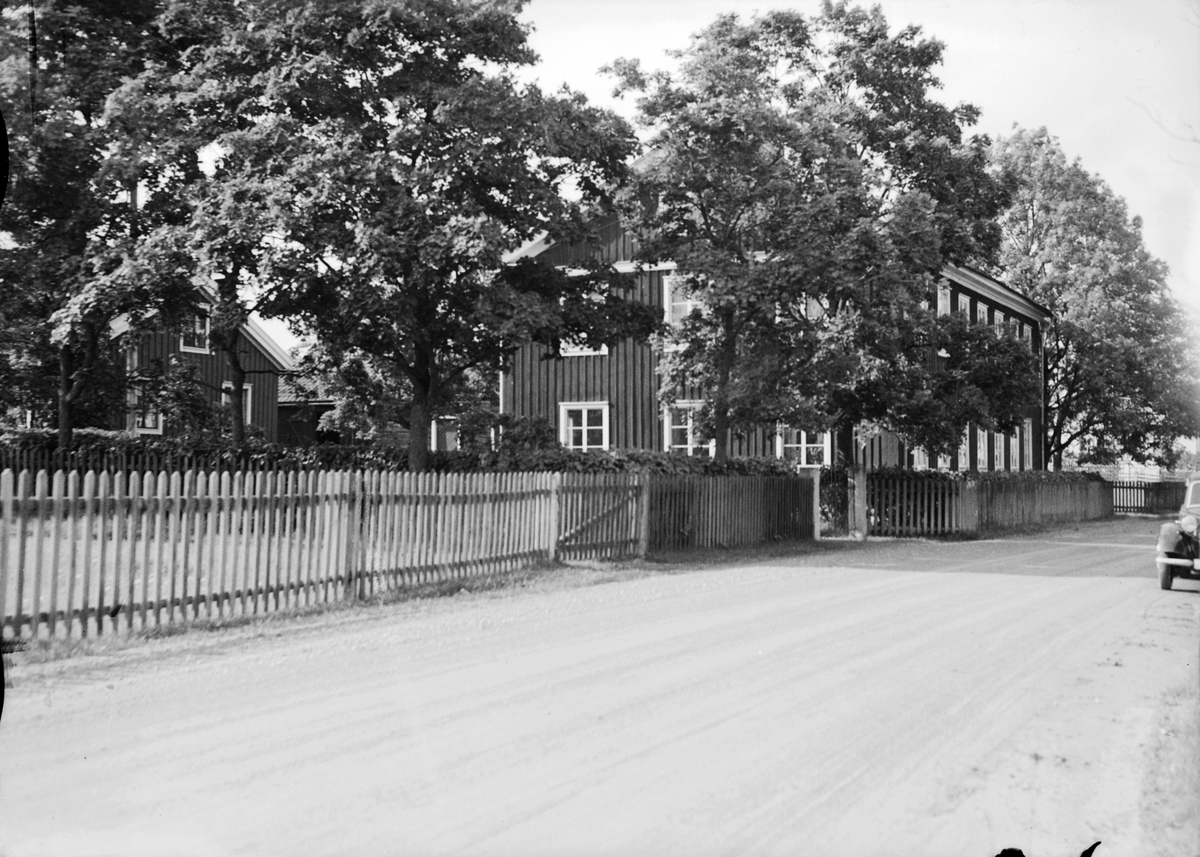 Gården Jon-Jons i Trödje, som 1939 ägdes av systrarna Stina och Karin Jonsson. Den stora mangårdsbyggnaden vid bygatan nybyggdes efter en brand 1854.