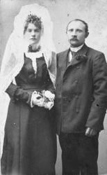 Atelierportrett av brudepar. Joakim og Thora Sørensen.