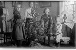 Barn, juletre, levende lys, stearinlys, lenker og papirstrim