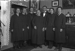 Familie samlet i stue