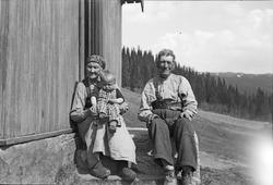 Gammel mann og kone med baby.