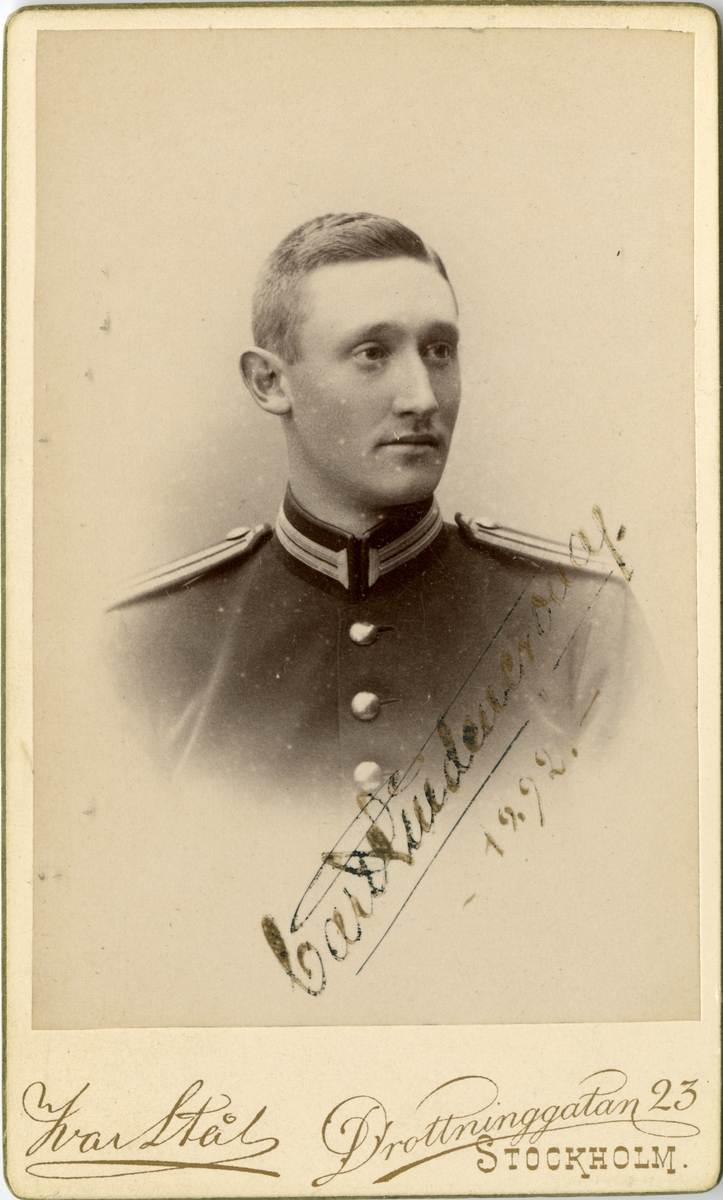 Porträtt av Carl Anders Gustaf Lindencrona, officer vid Kronobergs regemente I 11.

Se även bild AMA.0001858.