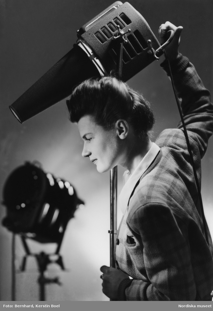Kerstin Bernhard (1914-2004) var en legendarisk mode-, mat- och reportagefotograf. Efter fotografisk utbildning i Tyskland öppnade hon 1939 en egen porträttateljé i Stockholm. Förutom att porträttera brudpar och barn, fotograferade hon skådespelare.