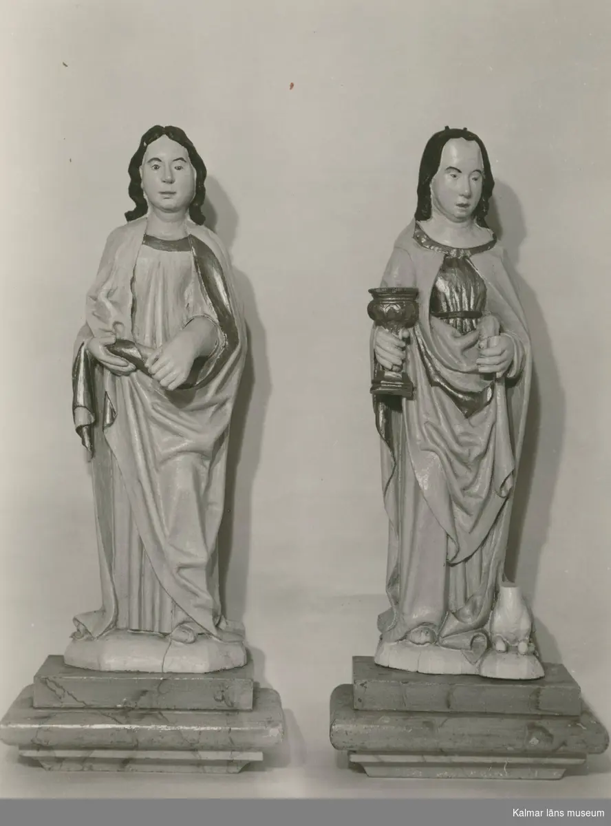 Två kvinnliga helgonbilder i Bredsättra kyrka. Helgonbilden till höger föreställer Sankta Katarina av Vadstena.