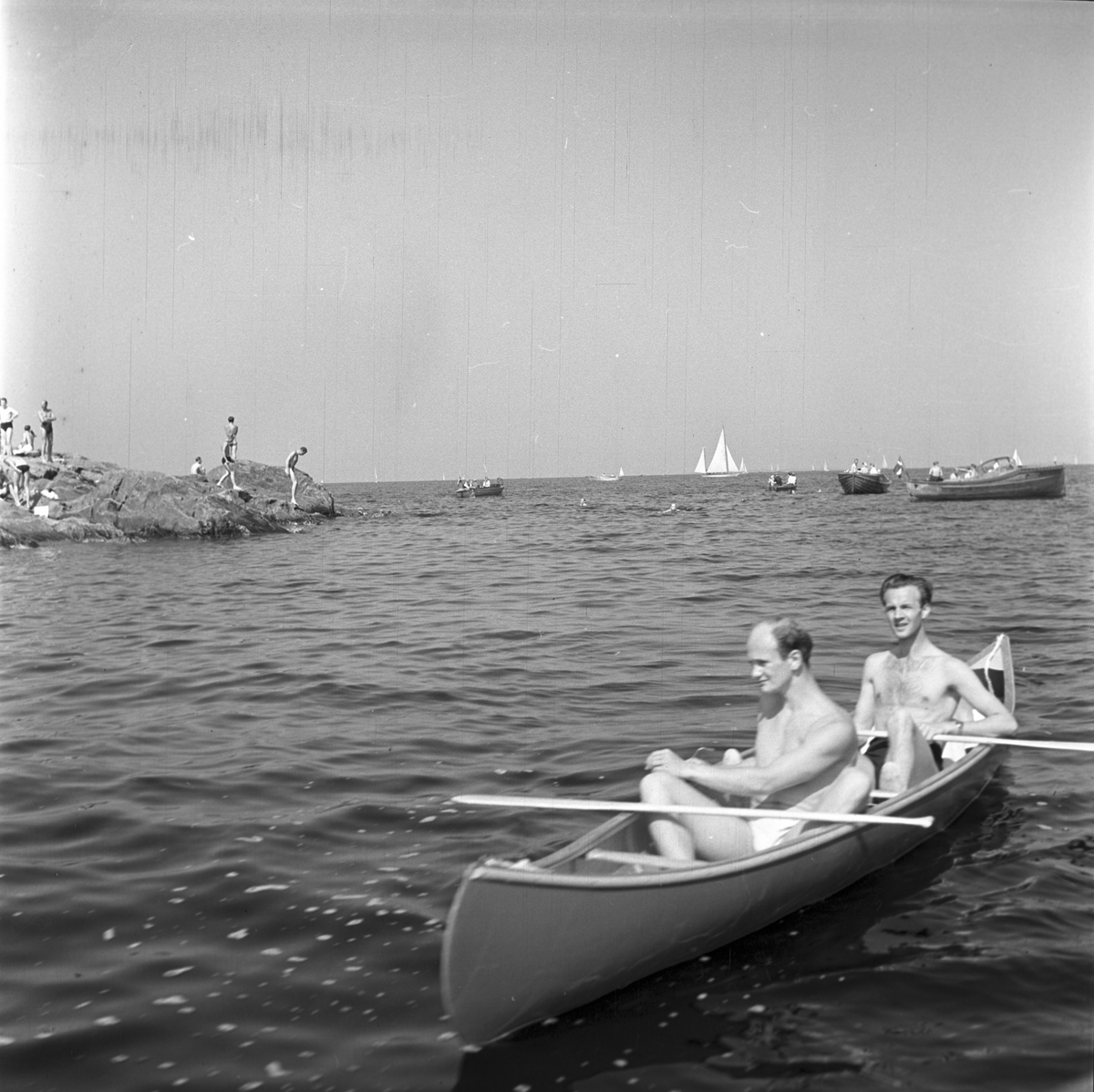 Furuskär
Furuviksparken invigdes pingstdagen 1936.

Två män i en kanot
Badande människor på skäret












