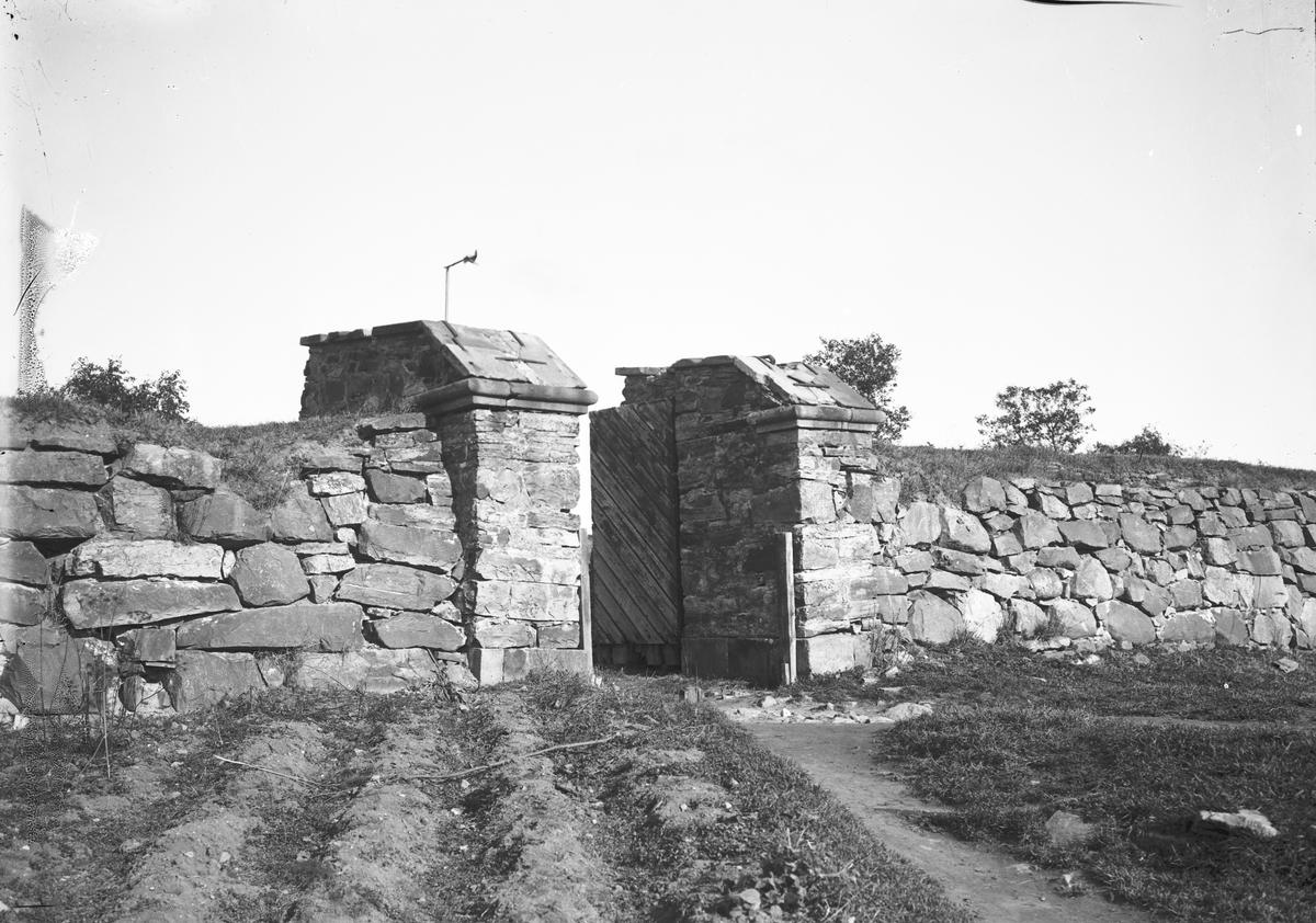 Gävle-Fredriksskans Fästning
1716-1717 anlades en skans som skydd för staden. Det byggdes en hög fästningsvall som på insidan hade tre bastioner för tio kanoner. Där fanns krutkällare, lavettskjul och en barack för besättning på 40 man.
På 1800-talet förlorade befästningen sin betydelse och bestyckningen togs bort 1863.





