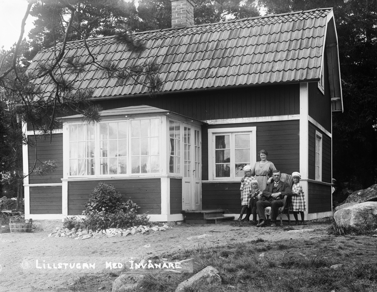 "Norlanders villa med familjegruppen utanför", Fröslunda, Altuna socken, Uppland 1921