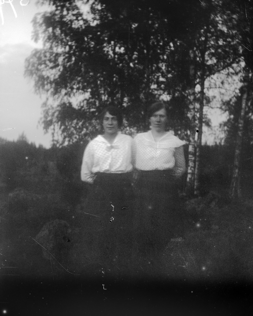 Två unga kvinnor, Uppland 1917