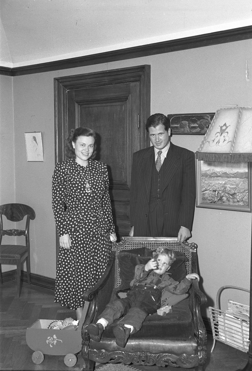 Redaktör Sandler med maka occh son. År 1948.