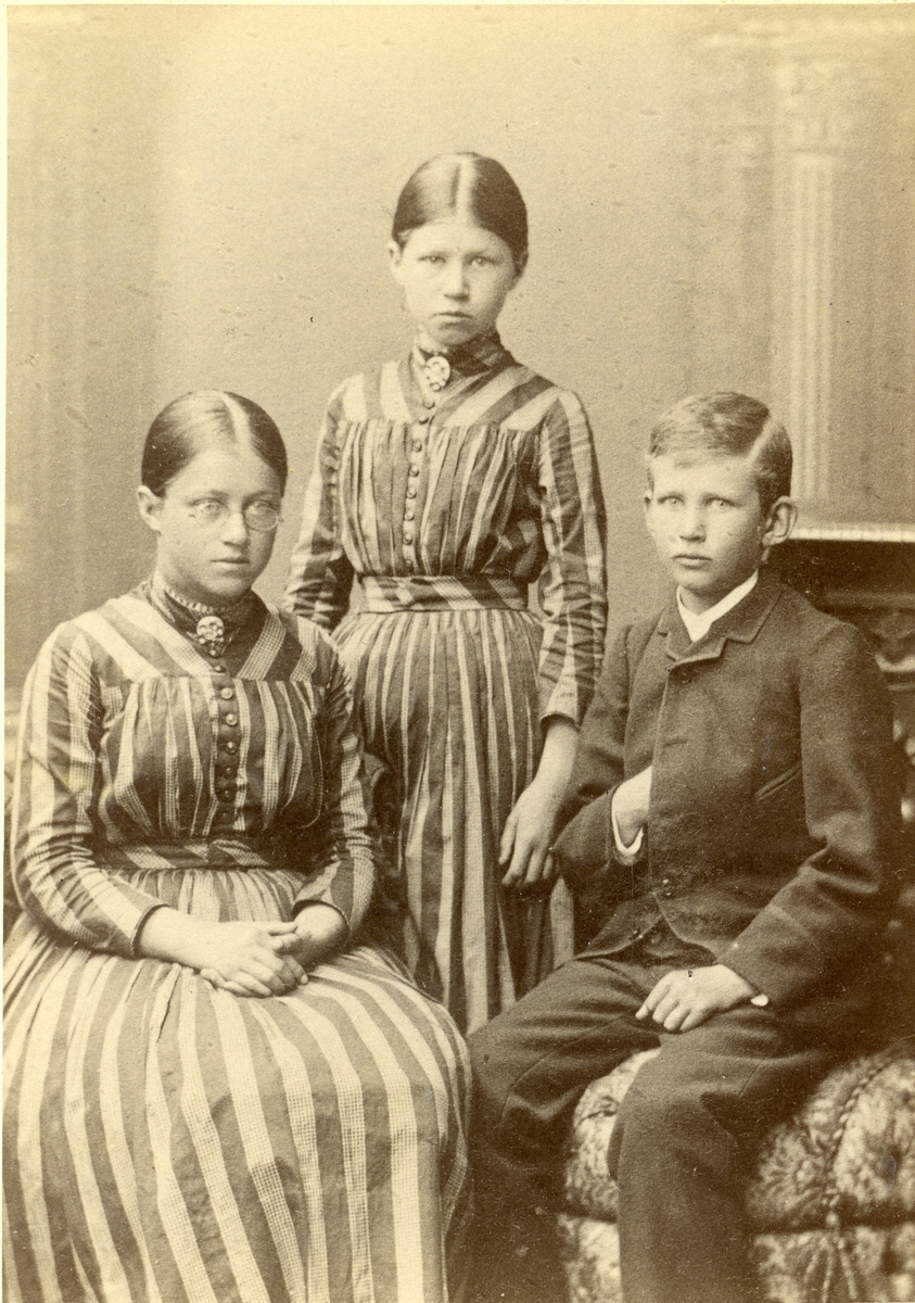 Portrett av 3 ungdommer, 2 jenter og en gutt. Tatt i Amerika.