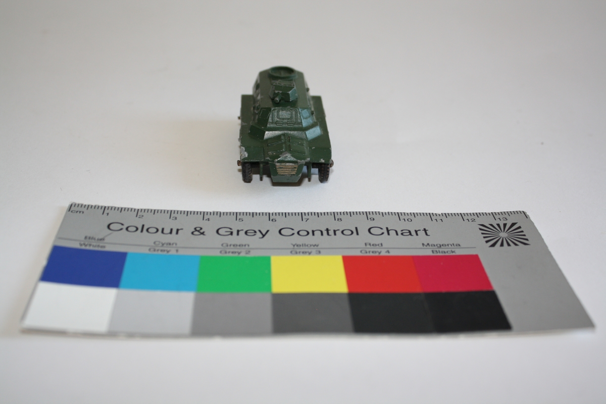 Siste eier; Lisbeth Andreassen Chumak. 
En grønn lekebil tanks i metall. Den er knappe ca 3 cm lang.