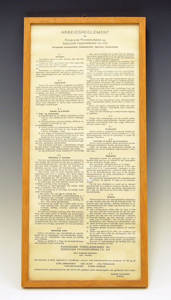 Innrammet plakat av arbeidsreglementet for PP, paragraf 1-10, godkjent 22/10 1971.