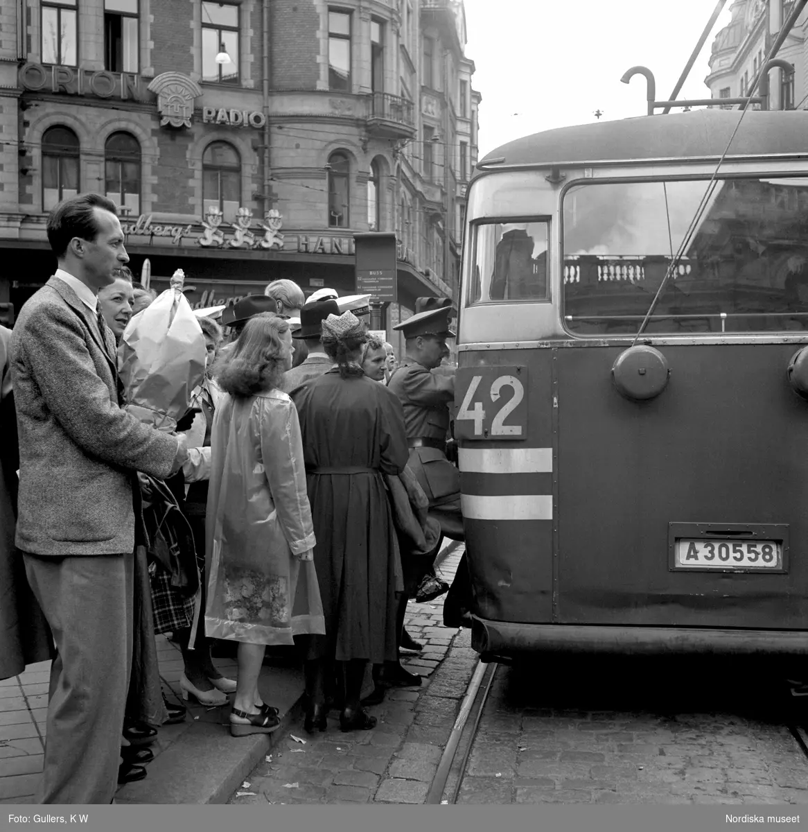 Passagerare köar till buss 42 på Kungsgatan, Stockholm