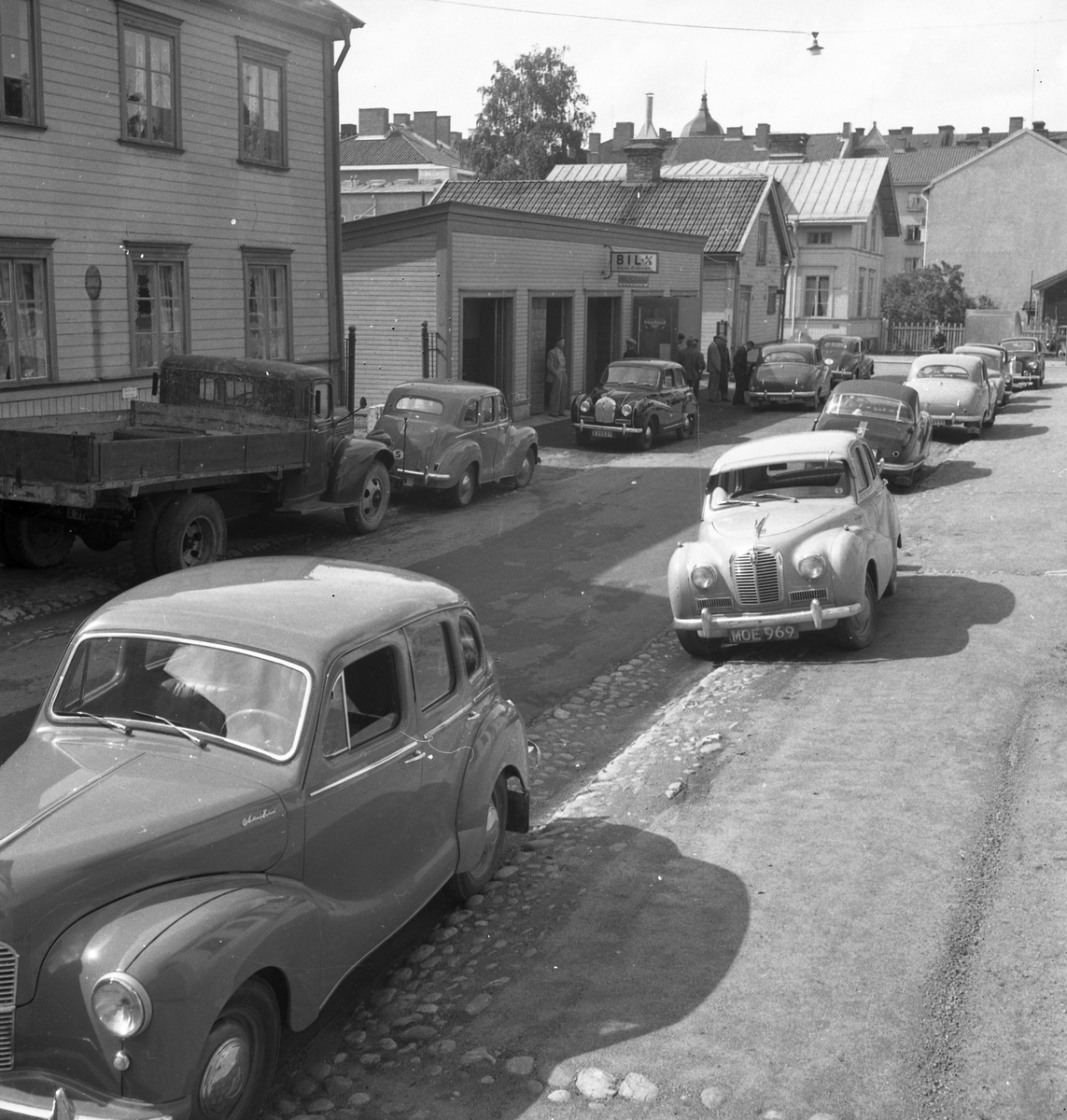 Austin bilar från mitten av 1950 talet utanför Gösta Erikssons Bil AB, som hade verkstad på Vågskrivargatan 7.