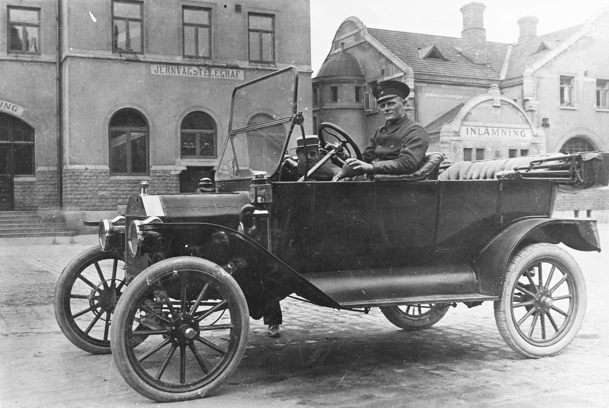 En T-Ford 1913-1914 framför Centralstationen i Gävle.