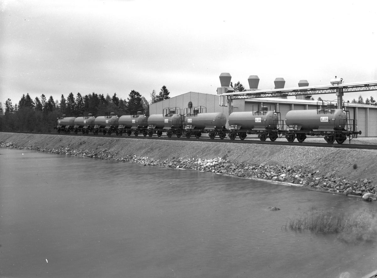 Järnvägsvagnar med klor. Klorfabriken. Korsnäs AB. Den 5 oktober 1957
