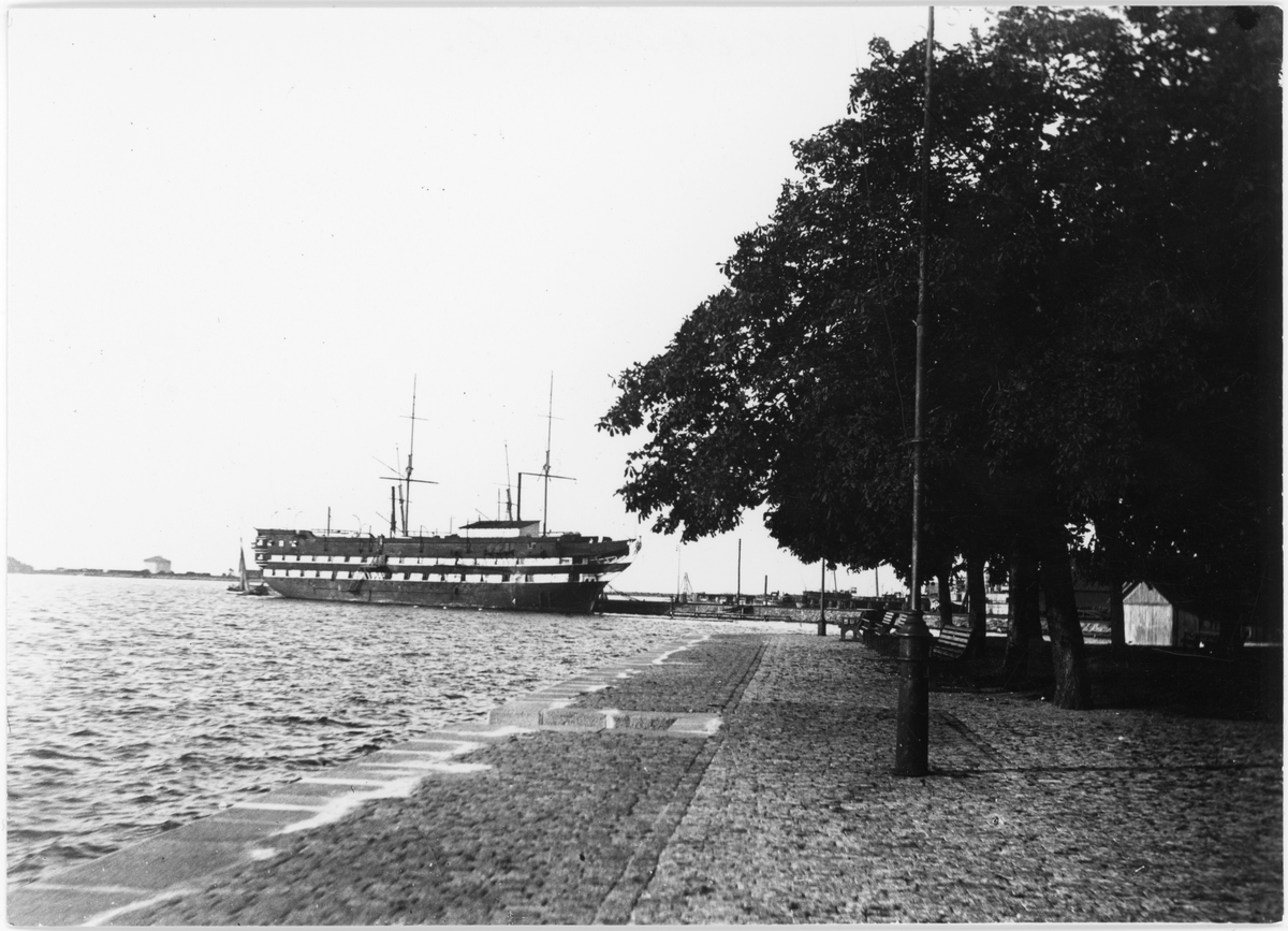 Bilden visar linjeskepp Stockholm nedriggad som logementsfartyg liggande vid s.k. polispiren i Karlskrona. I föregrund syns Tårarnaspark, Kungsbron vid Bastion Aurora.