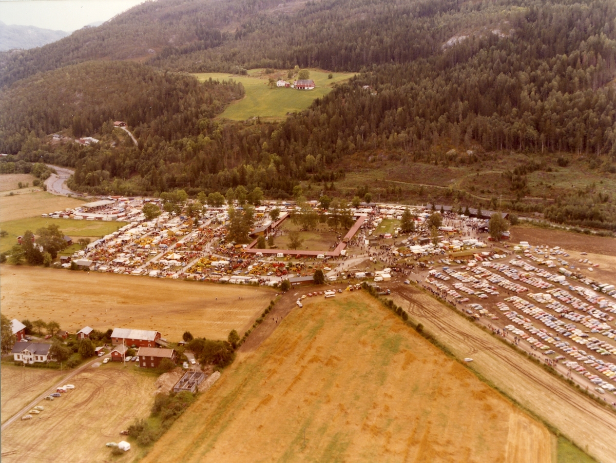Dyrskuplassen om lag 1980 med Glosimot i bakgrunnen.