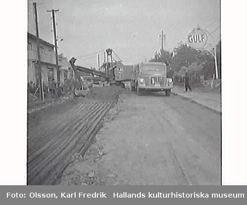 Gatuunderhåll/arbete med vatten och avlopp. I Åskloster? Karl Fredrik Olsson var redaktör (ca 1935-1965) på Hallandsposten så bilderna har troligen varit publicerade i tidningen. 1950-tal.