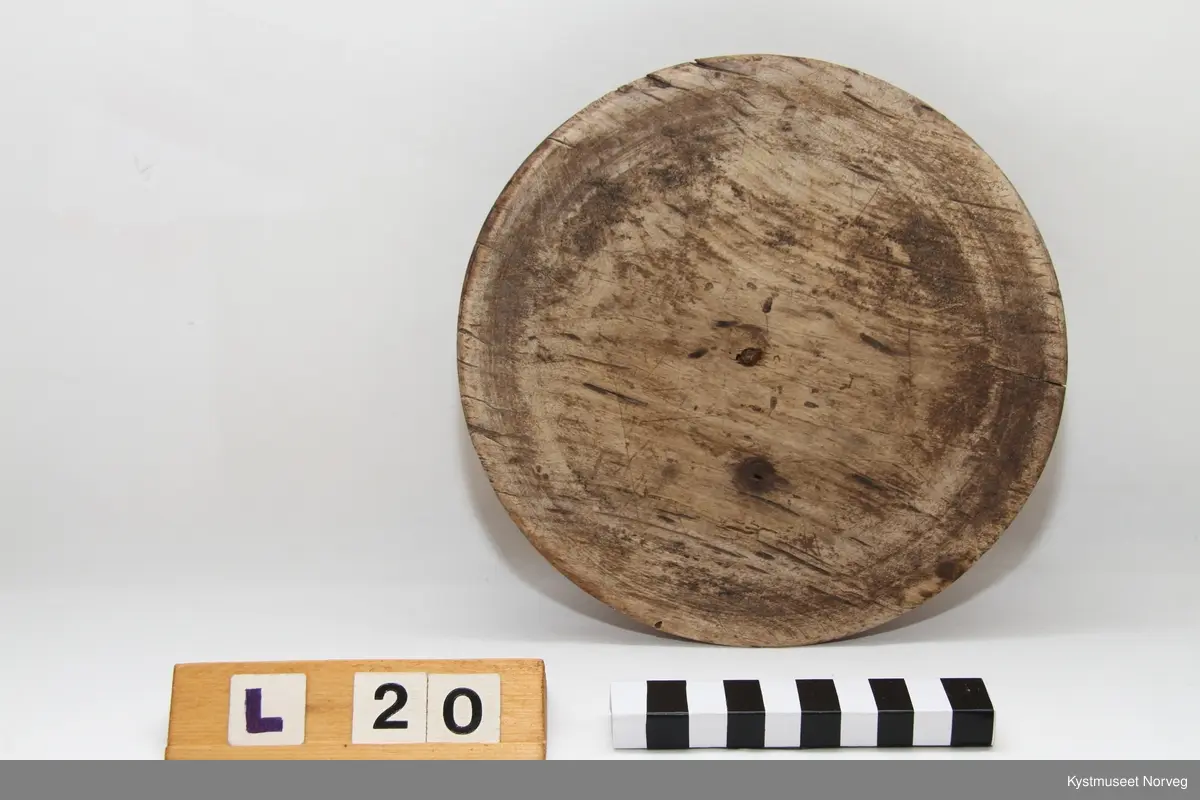 Trefat dreiet i bjørketre med fot