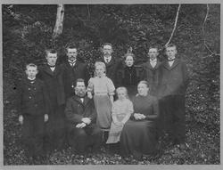 Familien Finnsmyr ute i en hage ca. 1908