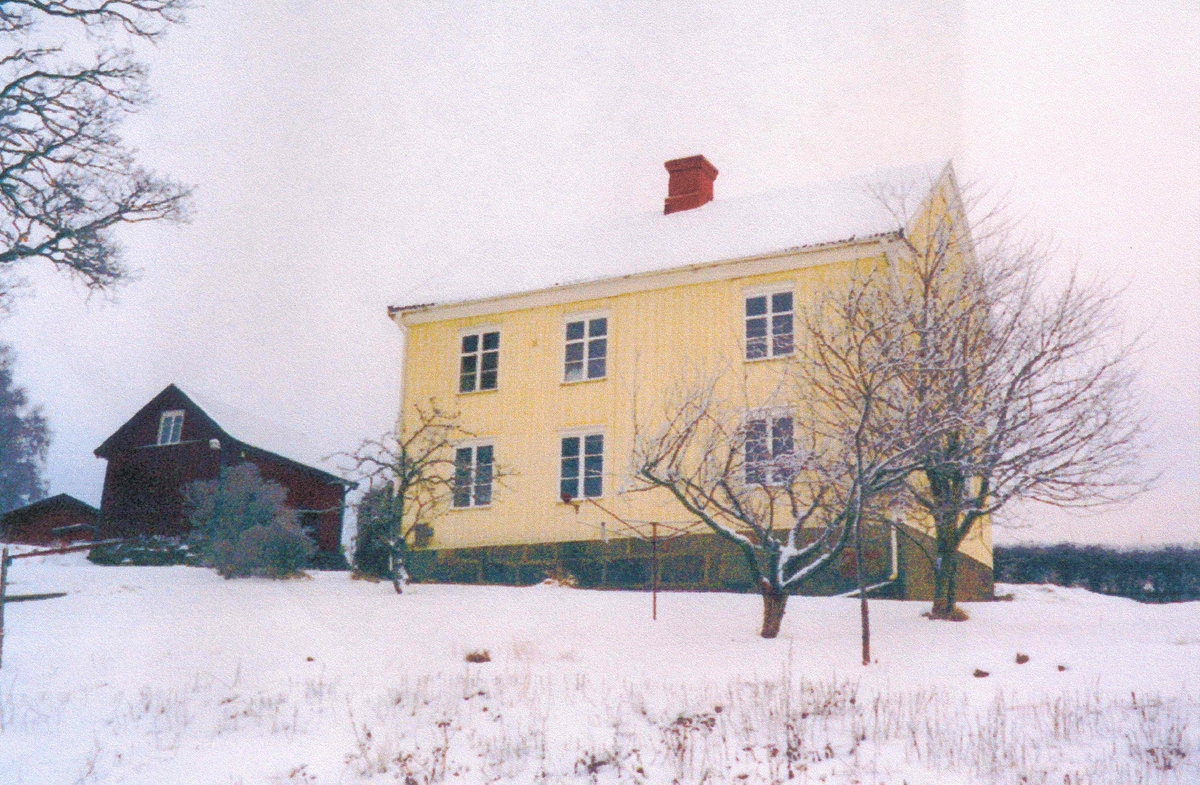 Bostadshus och ekonomibyggnad i Djursdala.