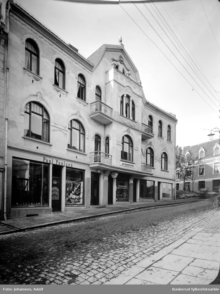 Jernbanehotellet i Hønefoss
Bildet viser fasaden sett fra Stabellsgate.
Inneholdt også 2 butikker: Paul Paulsen Herreekvipering og Edv. Nøklebye Uhrmager.
Bygningen er bygd jugenstil, og regnes som fremste representant for denne stilen i Hønefoss.
Oppført for Jacob Aabel i 1913.