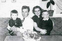 Alf Steinsrud saman med kona Gunild og barna Randi og Thor.