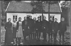 Lærer Berit Sinnes med elever ved skolen i Limyran