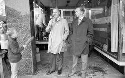 JA til EF. Reportasje fra gaten. Møte og debatt.