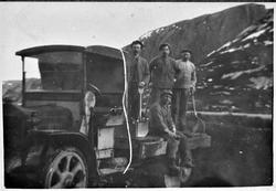 Denby lastebil med veiarbeidere