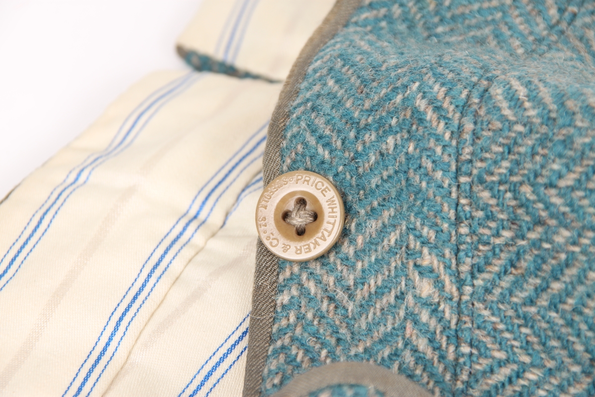 Knebukse i tweed med innsnevring nederst med knapper. Buksene tilhører en sportsdress.