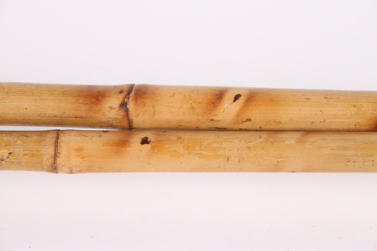 Skistaver i bambus med trinse og håndtak i lær.