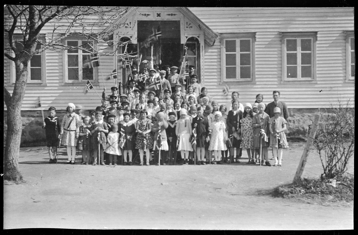 Skoleklasse feirer 17. mai ca. 1930