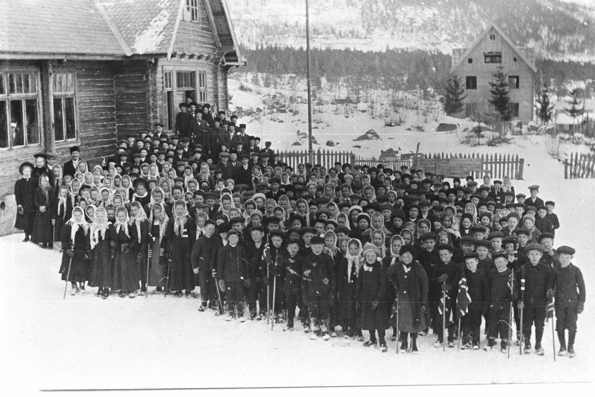 Vonheim. Skuleborn, klede, tørkle, flagg. Tingstugu.
Barnefesten 25 februar 1914.