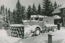 FWD lastebil fra firmaet Løvenskiold Vækerø med påmontert sn