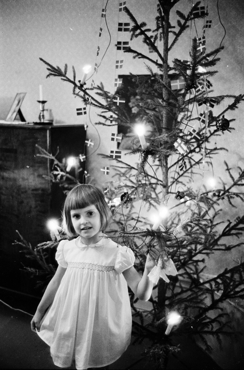 Elisabeth Nilsson vid morföräldrarnas julgran, Uppsala, april 1966