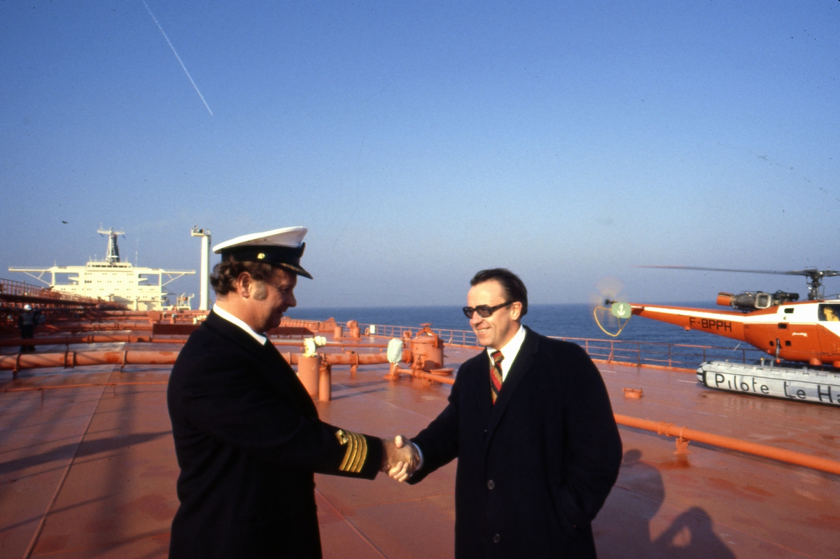 Rederen hilser på kapteinen under et besøk på T/T ‘Wind Eagle’ (b. 1977, Kockums Varv, Malmø, Sverige).