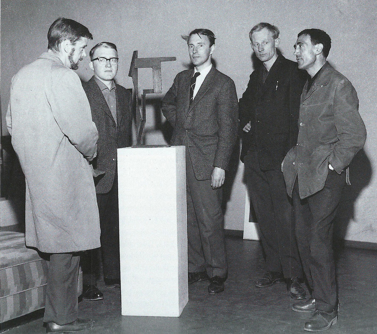Medlemmene av Gruppe 5 samlet rundt en abstrakt skulptur av Ramon Isern. Fra venstre: Lars Tiller, Halvdan Ljøsne, Roar Wold, Håkon Bleken og Ramon Isern. (Foto/Photo)