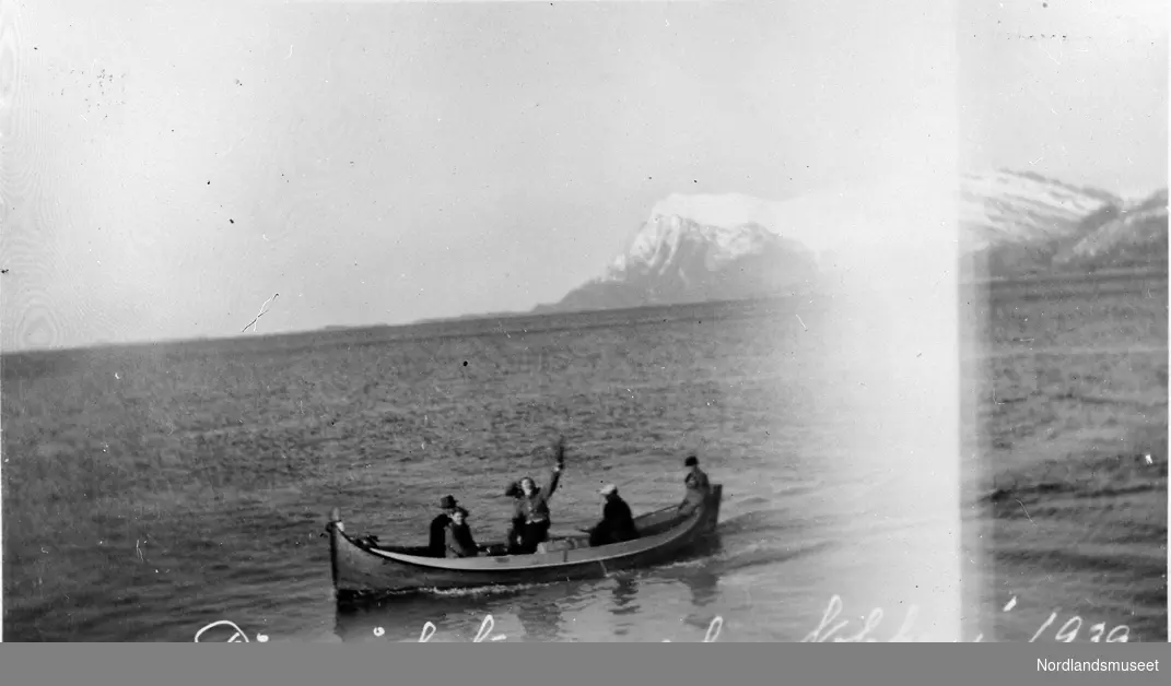 Sund. Novikfolk.Nordlandsbåt med 5 personer ombord. Påsketur. Sandhornet i bakgrunnen. På bildet sees frs v: Alfred, Anna Hjørdis, Karstein og Alf Novik.